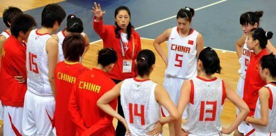 关志玲时尚小助手|女篮主帅官宣换人，许利民现身领队，这是要为下课做准备？