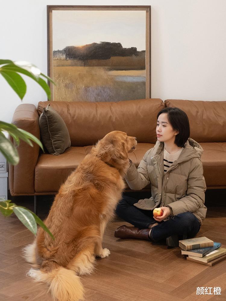 颜红橙 秋冬想要穿得保暖又时尚，用羽绒服搭配牛仔裤或半身裙，高级洋气