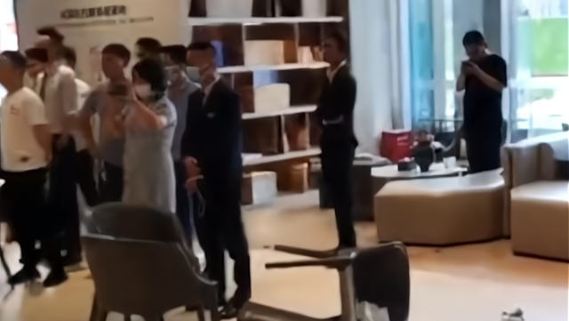 购房置业|买完新房降价！云南男子到售楼部发泄一通，打砸东西满地狼藉