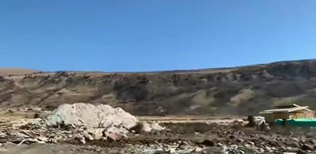 诺是八卦 丁真打工照曝光,走红前在工地刷墙挣钱,高空作业用白布当安全绳