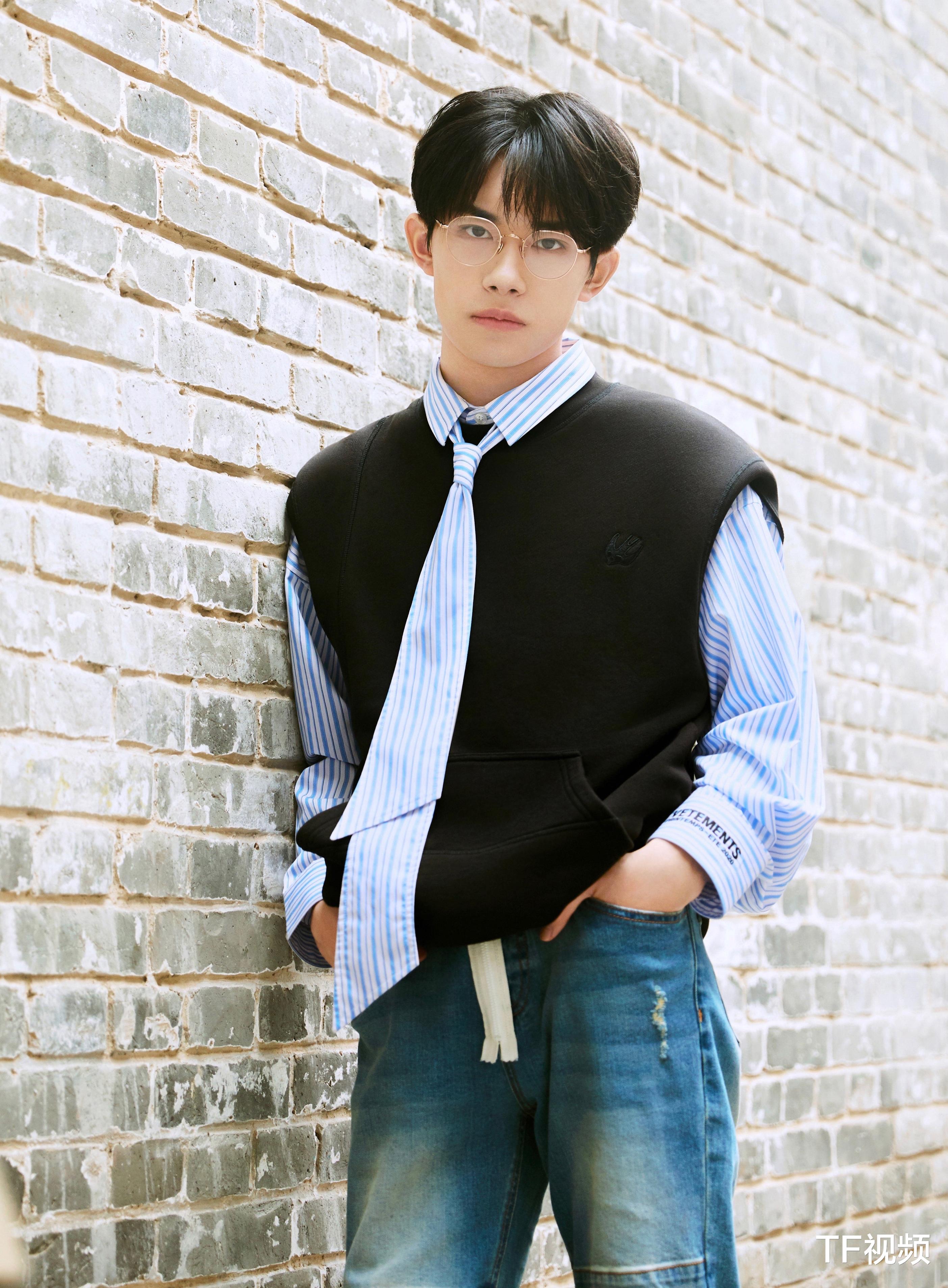 王灿|易烊千玺二提金鸡，粉丝自创《四字歌》庆祝，网友发现他的新计划