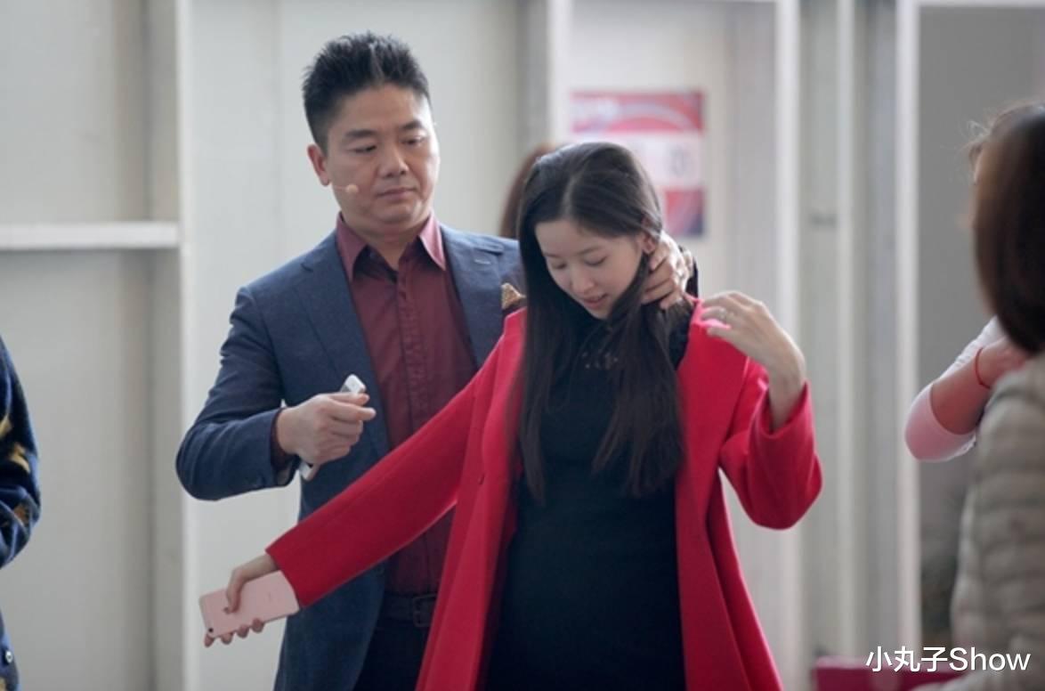 章泽天|刘强东娇妻章泽天再晒健身美照,粉色T瘦成纸片人,气质依旧甜美