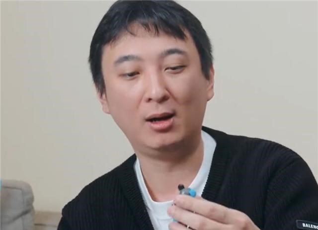 天明情感说 王校长拆英雄联盟送的礼物，连续3次嫌弃太小：我没买过这么小的