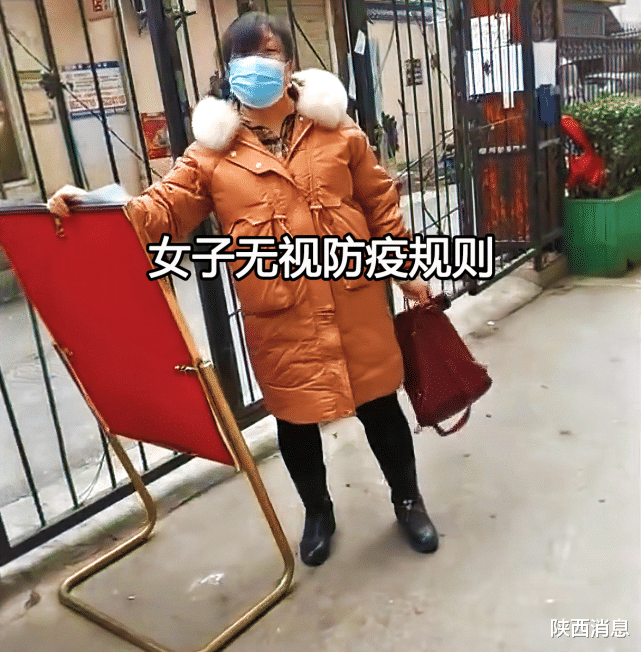 西安一女子辱骂防疫人员,摔烂防疫标志牌,试图强行离开小区!??