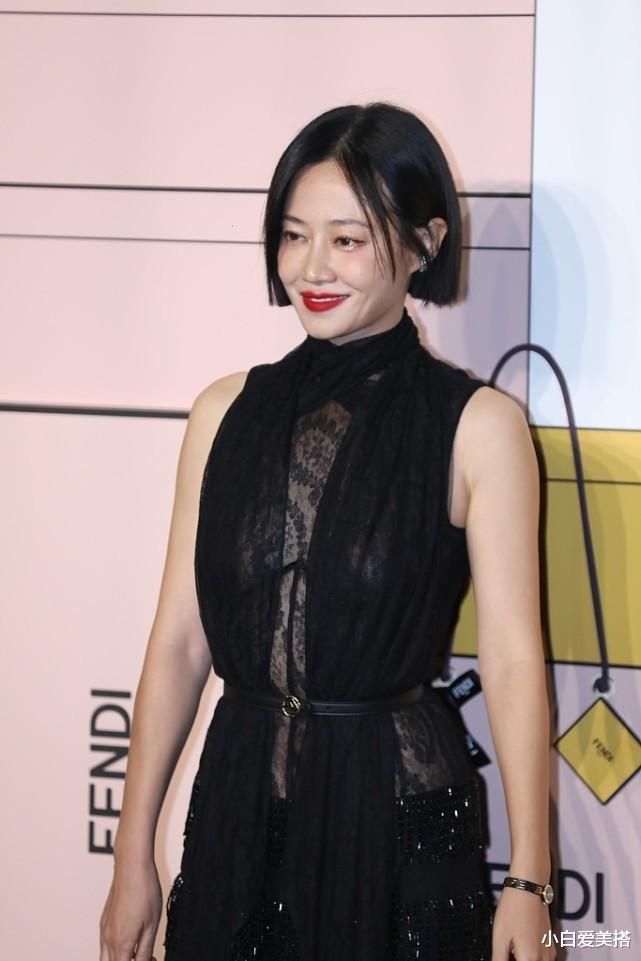 小白爱美搭|谭卓的气场是真的强大，穿着黑色无袖蕾丝长裙，面容尽显温柔