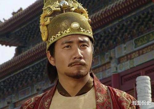 泡面侃史 辣椒水喷老人，网友评论比坏蛋还坏，这是源自国人骨子里面的愤怒