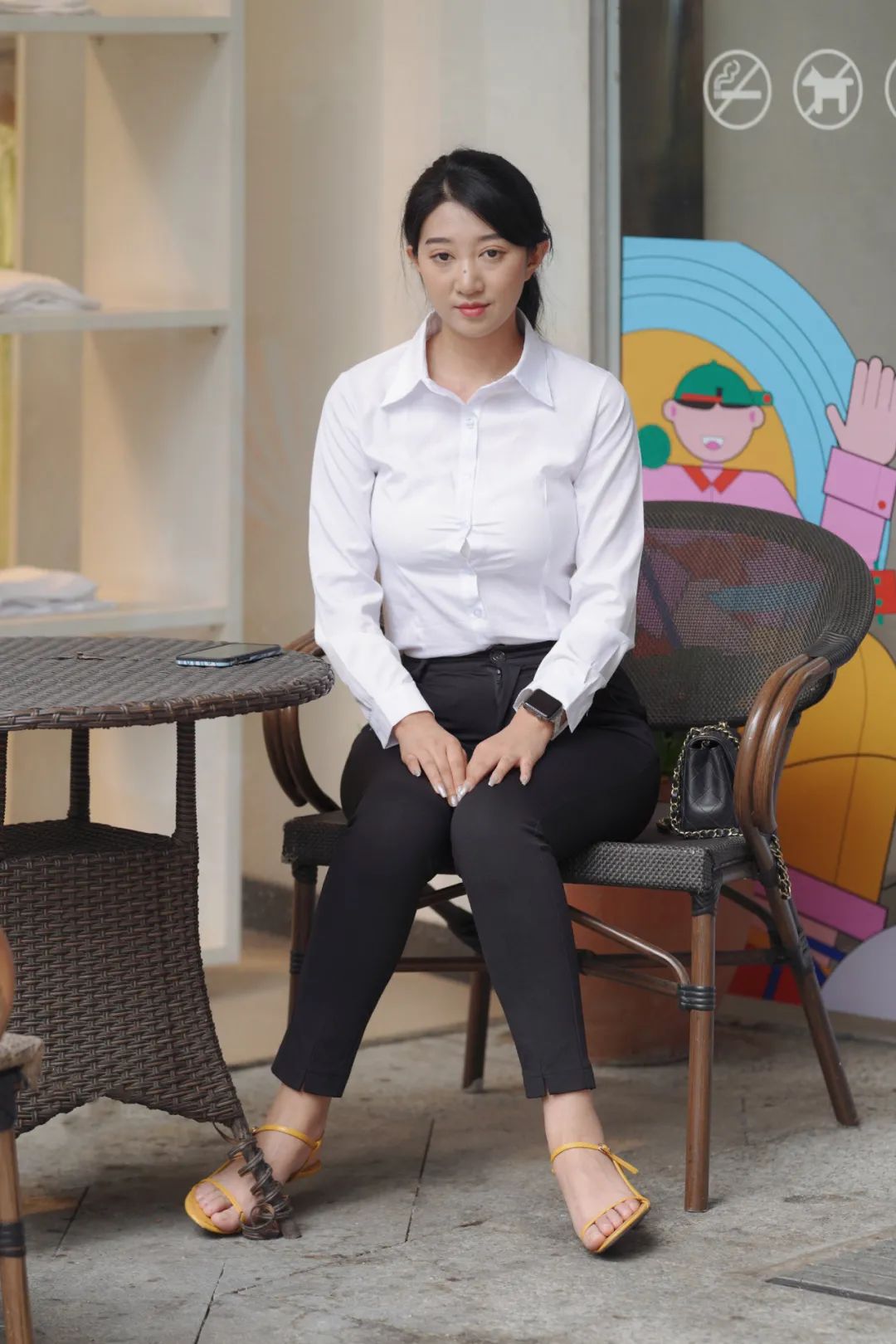 时尚穿搭女装|街拍：穿黑裤的时尚女生，一种朴素的美