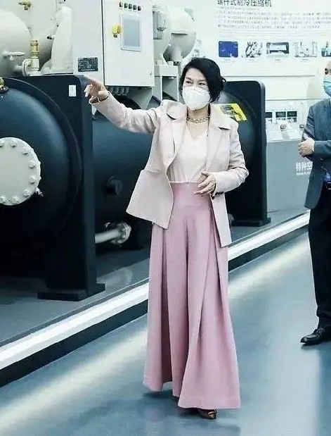 穿衣搭配|被董明珠惊艳了！穿蓝色修身裙知性又有曲线，这身材阿姨辈很少见