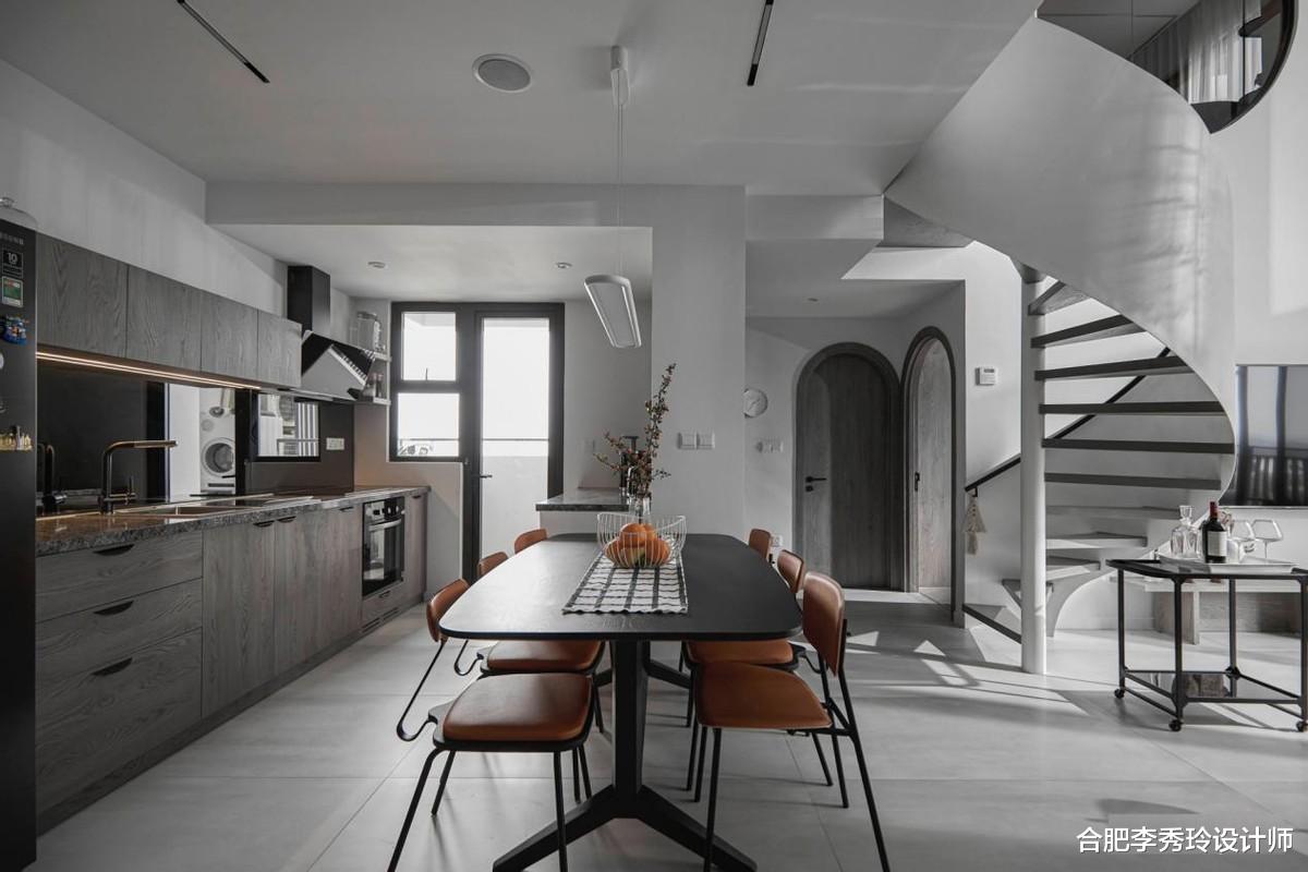 见过太多套房子，装修心里也有谱了，简单清爽的跃层才是我心所属