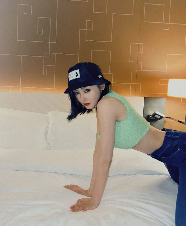 老佛爷|张天爱晒辣妹照，穿露脐吊带大秀好身材，网友：太爱宅男画风了！