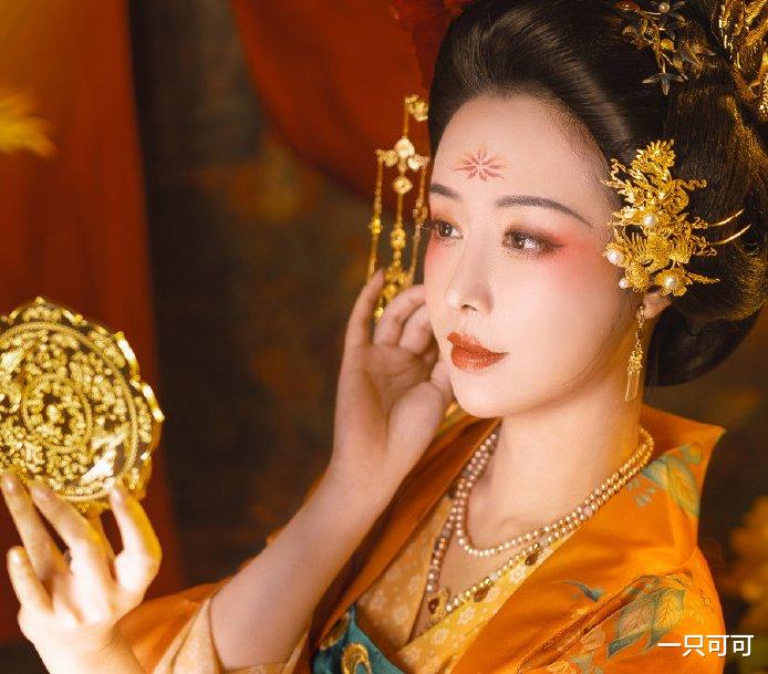 发饰|被“贵妃风”的汉服美到了，华贵又优雅，穿上变身大唐美人