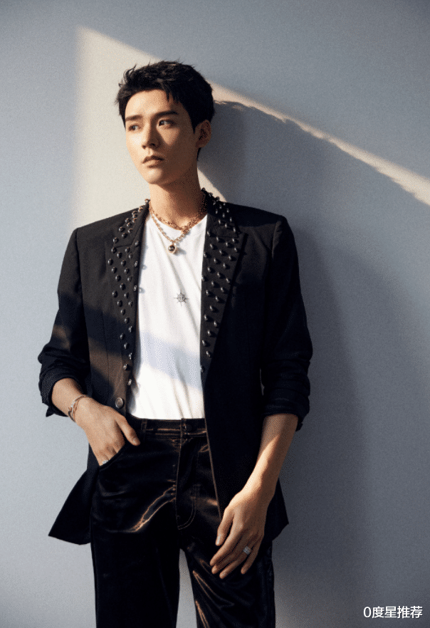 龚俊|龚俊想不红都难，离开《山河令》滤镜，穿铆钉西装太上头
