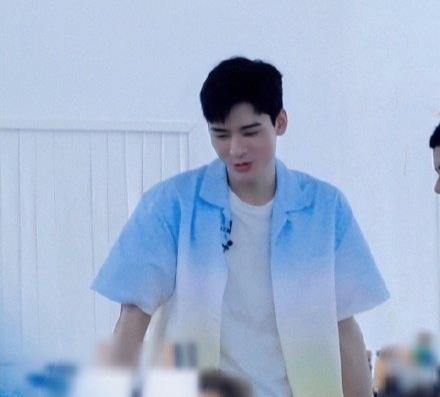 龚俊|龚俊录制节目自带的锅被没收，与周也黄晓明一起外出采购心情大好