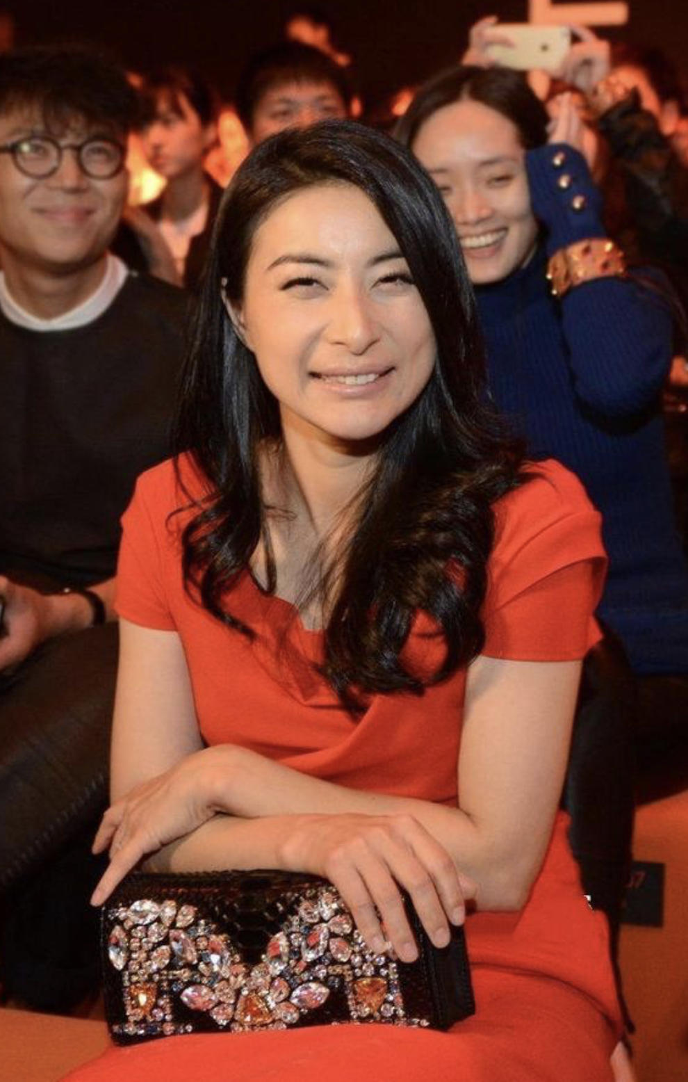 郭晶晶|郭晶晶罕见烫贵妇卷,穿红色长裙笑出月牙眼,坐明星中间也抢眼