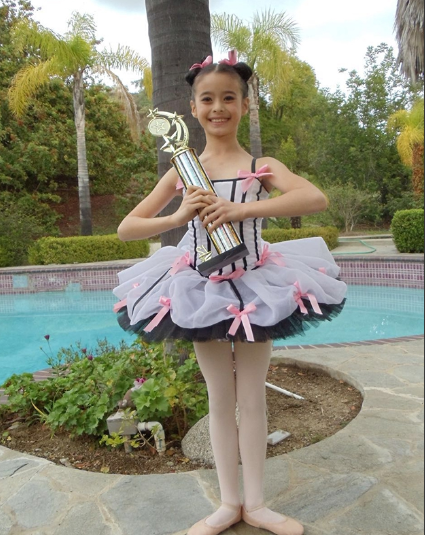 |77岁归亚蕾现状：一家人定居美国，全屋西式风格，门外还有大草坪