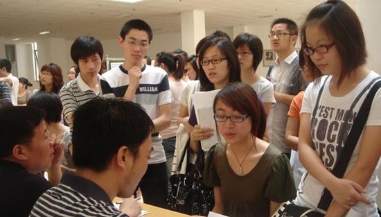 高秀花说育儿|学校和专业到底哪一个更重要?985毕业生道出真相,现实又无奈