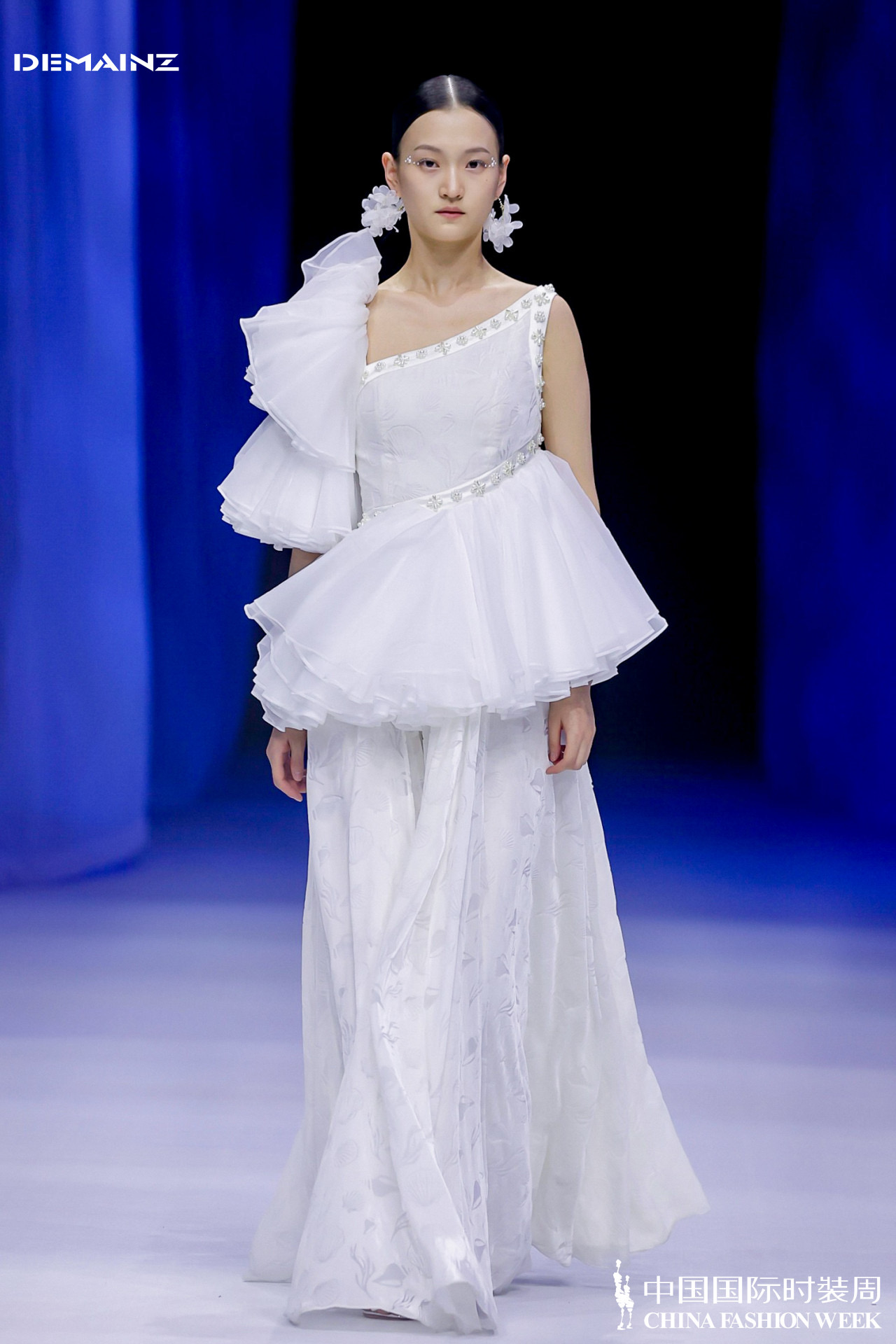 魔都时尚生活|陈志华·DEMAINZ地缦《幻醒》2022春夏时装周圆满发布|尚赋