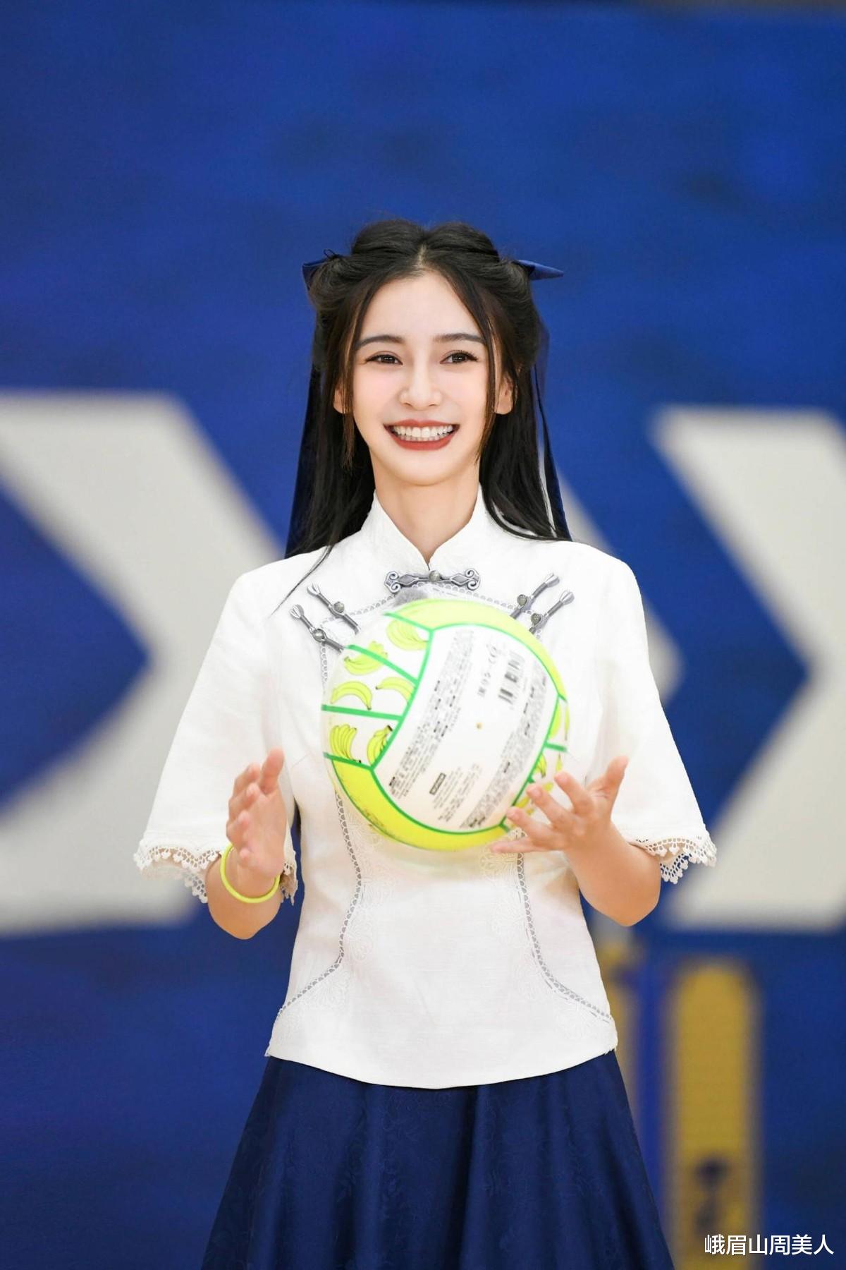 穿衣搭配|?Baby新造型变清纯女学生，穿民国装扎双马尾好少女，哪像生过娃