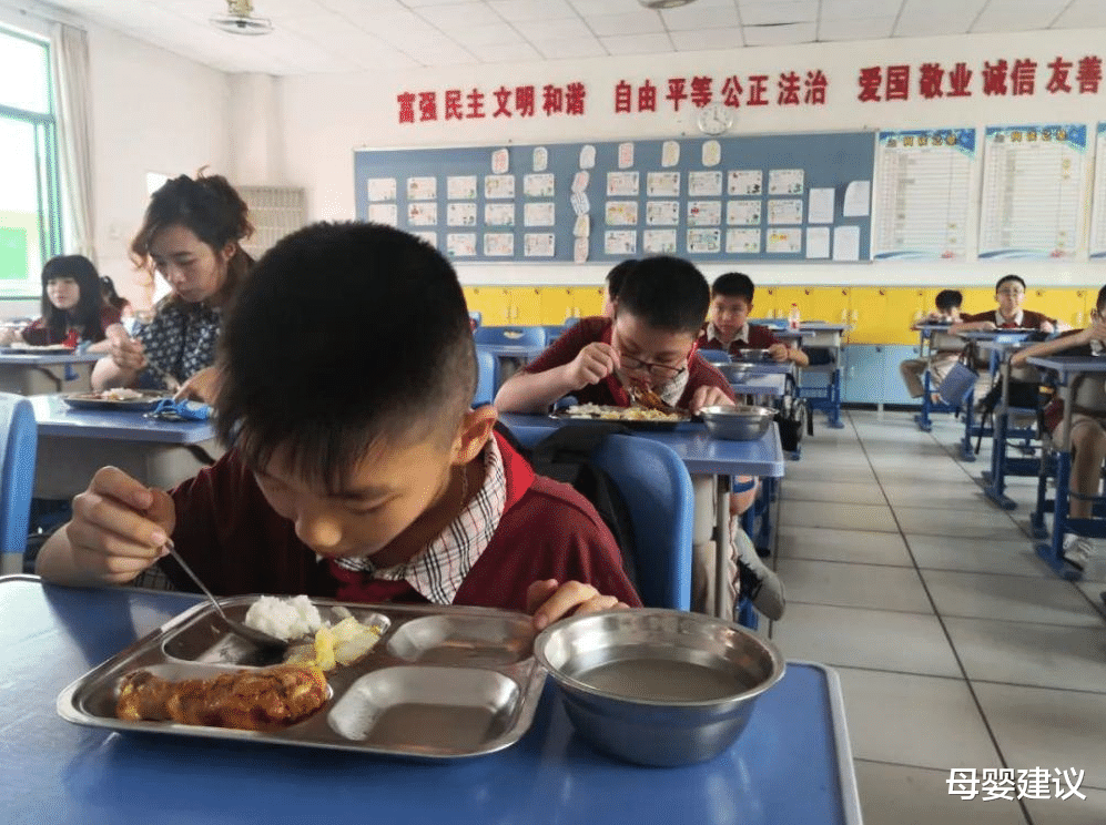 母婴建议|课后延时服务的“补助”少得可怜?两省份公布补助金额,让人意外