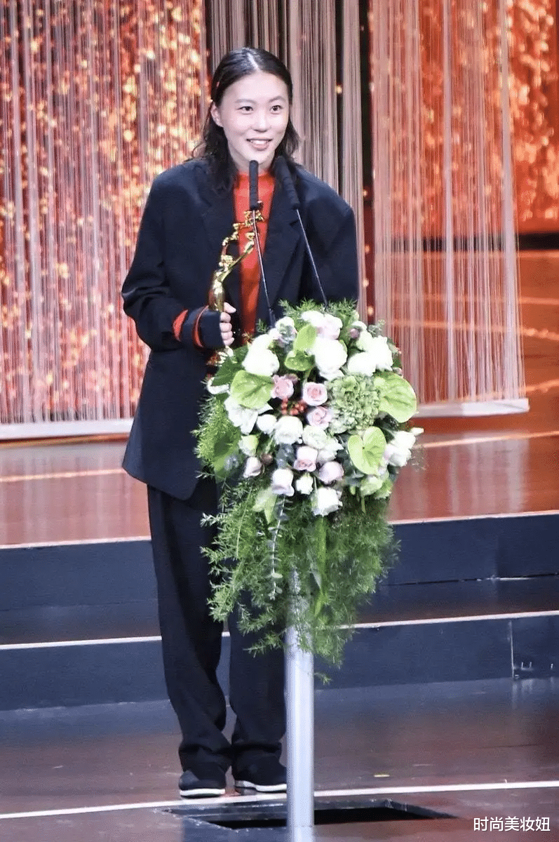 穿衣搭配|窦靖童的时尚真难理解，“禅修”外套配紫色短发，下巴纹身很另类