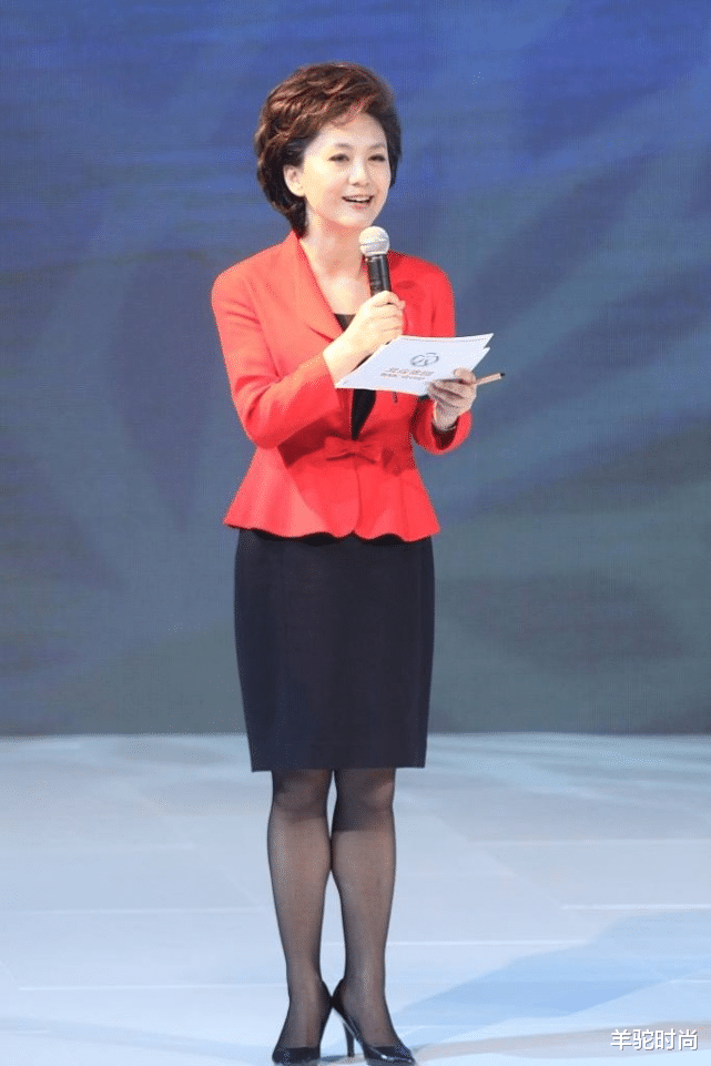 穿衣搭配|海霞私下的时候也挺正式的，穿职场装显气质，双眼迷离却很温柔