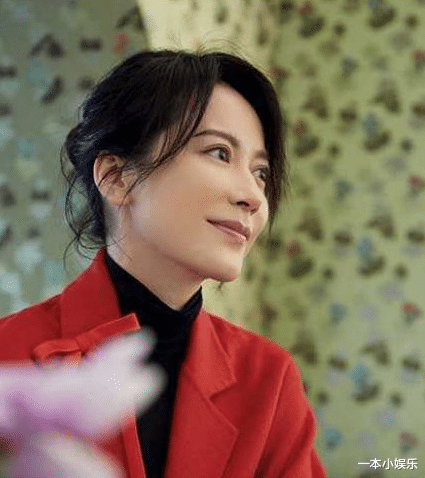 俞飞鸿|50岁俞飞鸿至今未婚，被问生理问题怎么解决，她的回答让男人羞愧