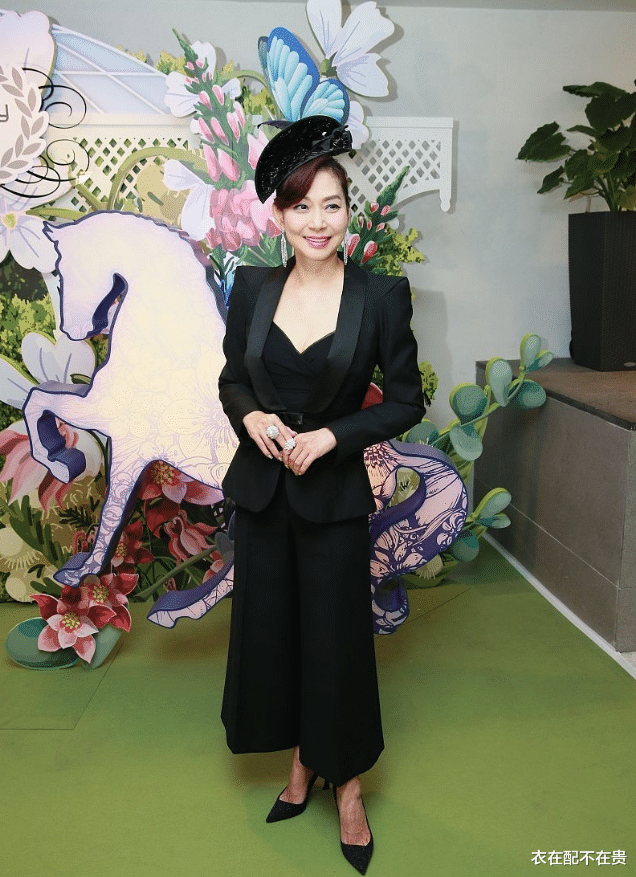 衣在配不在贵|邝美云真给“奶奶辈”长脸，穿一身黑凸出好身材，真的不像是60后