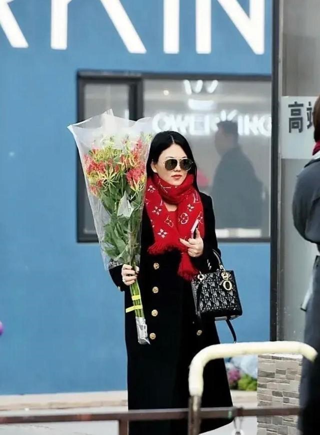 李湘|李湘如何在日常搭配展现贵妇感？包包和配饰是重点，尽显阔太气息