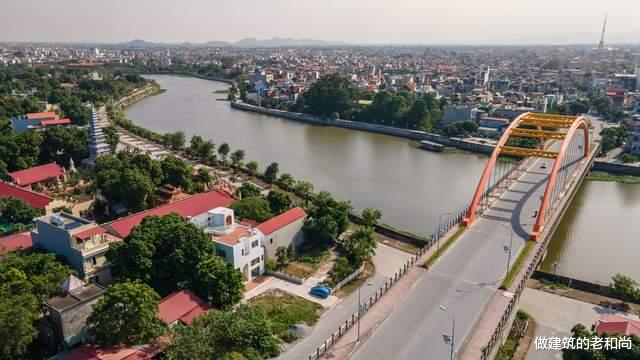 越南女服装设计师的家，当作一件艺术品来设计，空间丰富又有趣