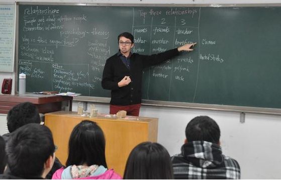 大树说教育|学生们迎来好消息，英语将被“踢出”考试范畴？教育部做出回应