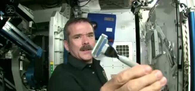 航天员 航天员在太空3个月，如何洗澡、理发？回来身上会臭吗？