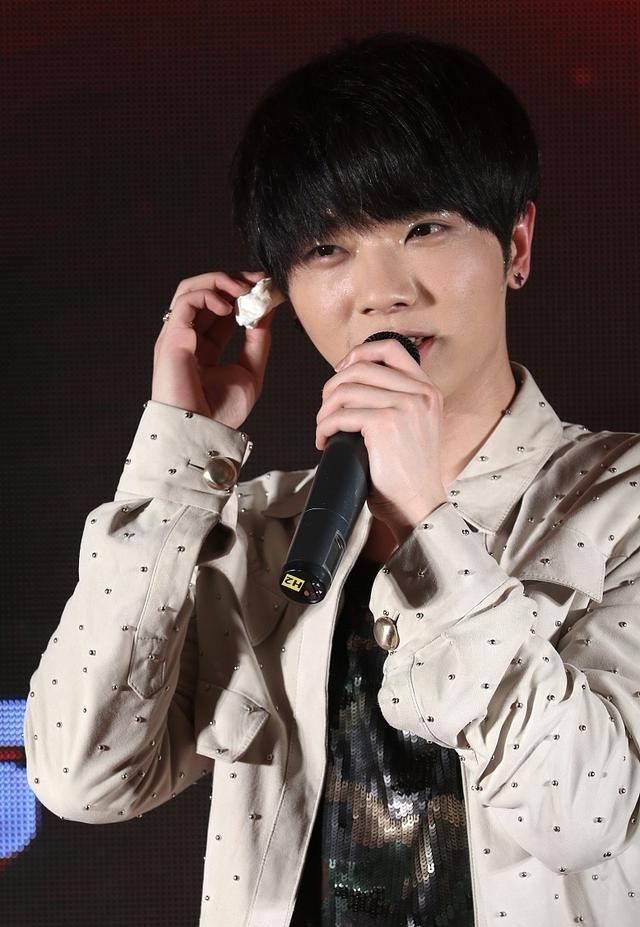 华晨宇|华晨宇说孩子治愈了他，这是一件特别的礼物，希望歌迷能理解