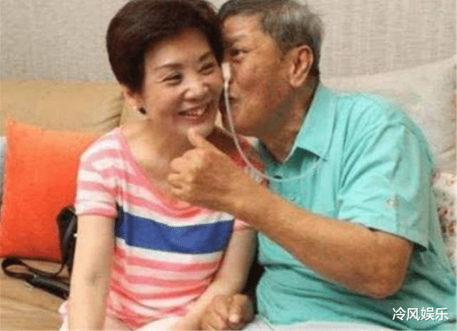 春晚|春晚一唱成名，醉酒摔伤成智障后遭妻子抛弃，富婆情人照顾他23年