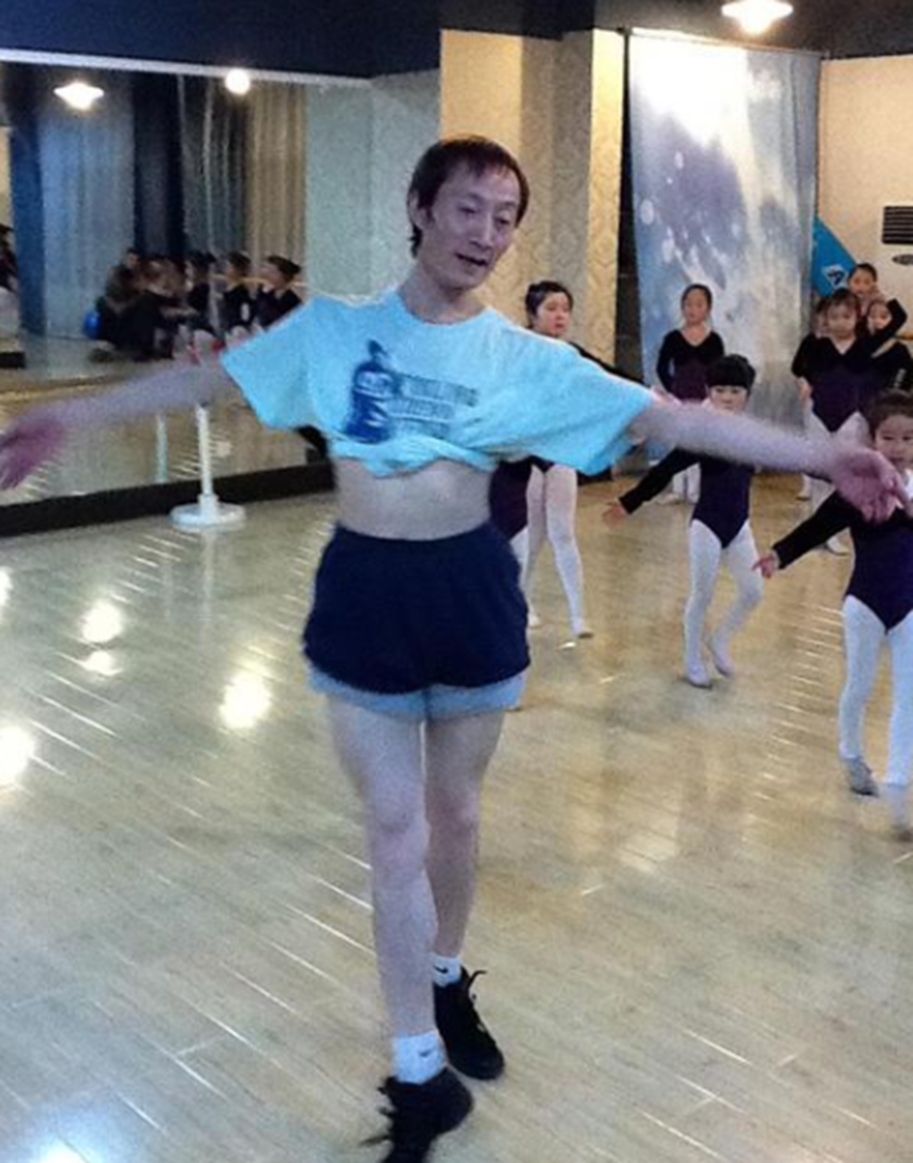 杨丽萍|男版“杨丽萍”：除了跳舞，生活不能自理，年入百万也无人愿嫁