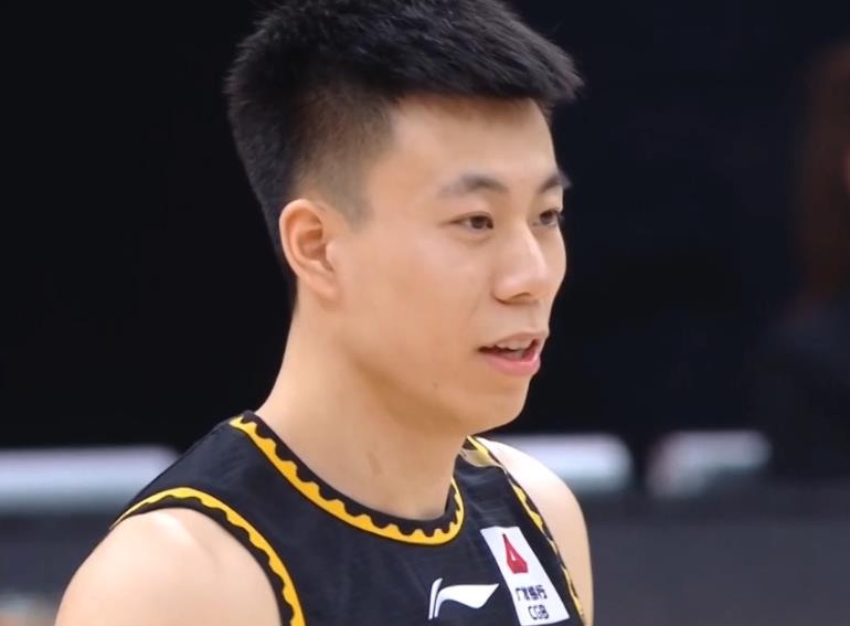 教练|辽宁男篮争议一幕：张镇麟要球队友没给，81岁老帅怒了，双目圆瞪