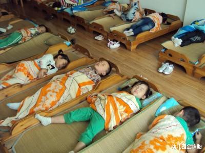 幼儿园全攻略|开学第一天小班为什么有的孩子哭闹,有的孩子听话,还不是怪家长