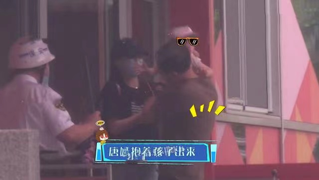 唐嫣|唐嫣女儿正脸照曝光，肉嘟嘟超级可爱，一岁就被送去上学？