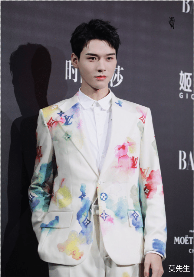 朱珠|芭莎红毯看点多：谢霆锋羽绒服独一位，张小斐超大胆，朱珠最意外