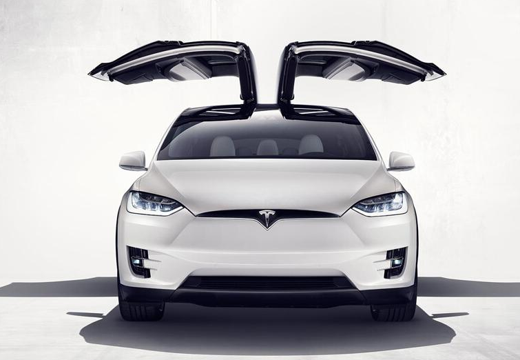 先生故事 热议：特斯拉女车主车顶维权被行拘，特斯拉高管称：不妥协！