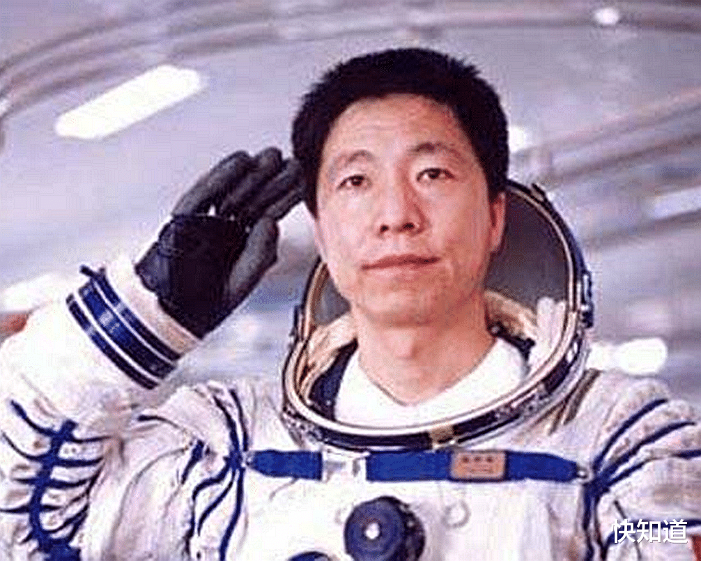 卫星 杨利伟进入太空为何要带把手枪?不是防备外星人,苏联教训不能忘