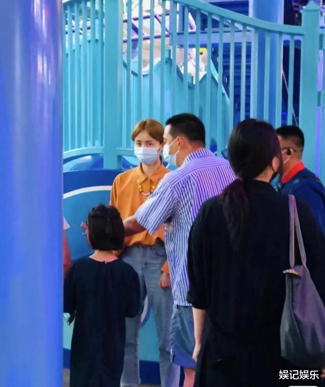 鞠婧祎|黄磊孙莉带孩子逛环球影城，小儿子长得像妈妈，穿着破洞裤超时尚