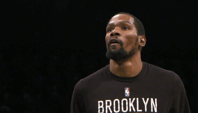 詹姆斯·哈登|突发！哈登只打43秒就回更衣室，突破传球后手捂大腿后侧很不舒服