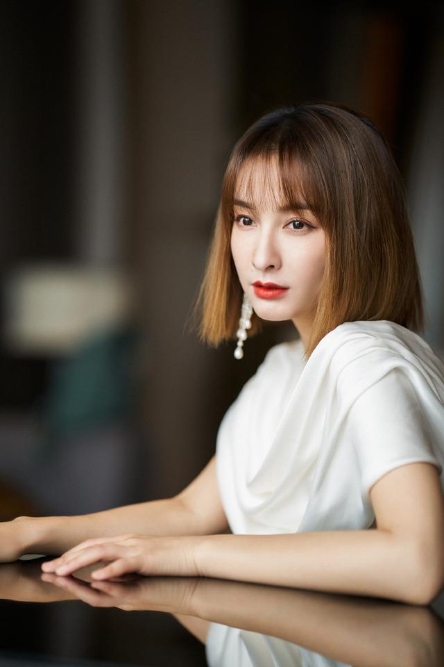 寸头|吴昕终于换发型，利落短发配连体裤显国际范，小个子穿出了大气场