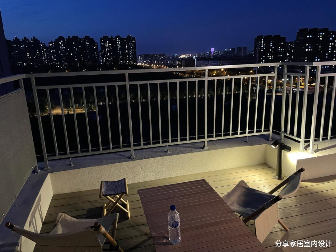她家新房,全屋无主灯的设计很时尚,露天阳台太令人羡慕了!