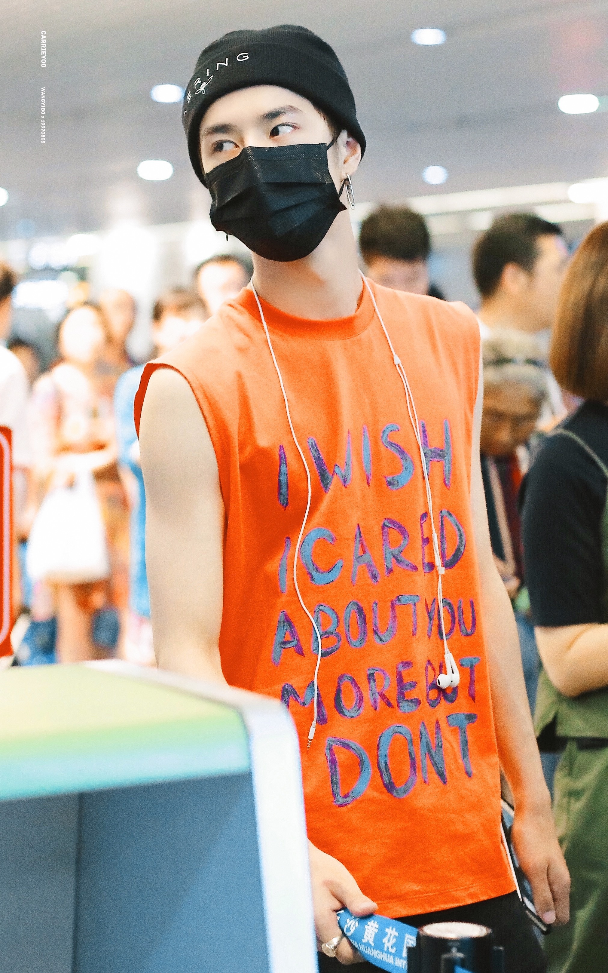 王一博|王一博堪比大片的爱豆机场秀