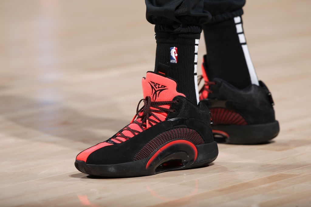 凱里·歐文|NBA球員上腳：濃眉上腳飛馬，歐文手持長(zhǎng)棍上腳紫龍蝦