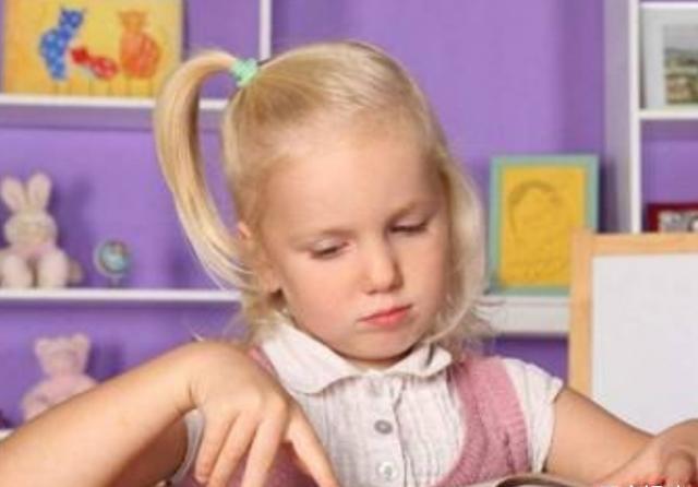 |女儿照镜子意外发现,小蛮腰不见了,网友:真像减肥失败的我!