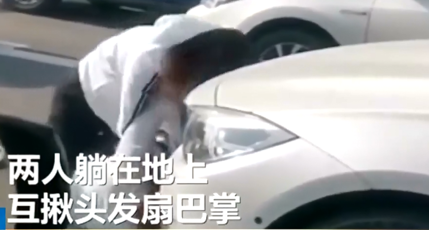 两女司机当街互殴十多分钟,最后被警方带走,路人:抢车位呗