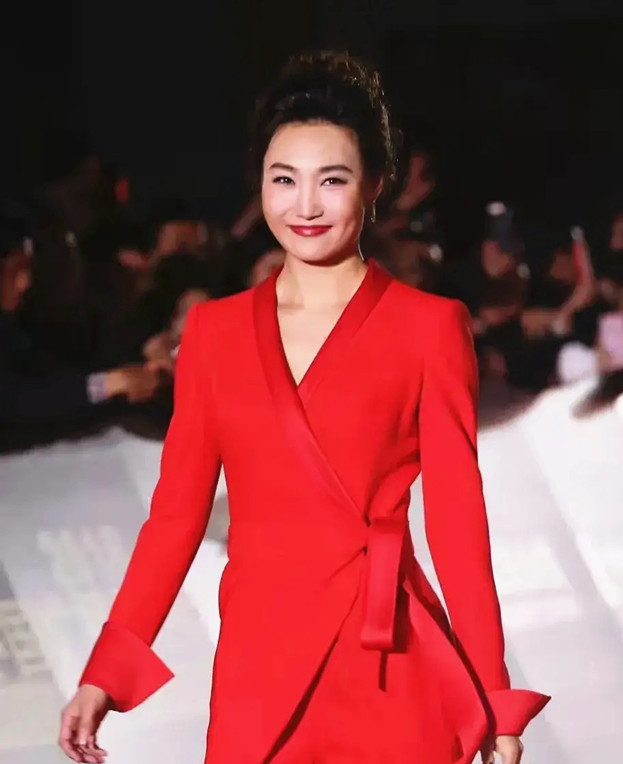 全球时尚号|央视名嘴李梓萌，人美气质佳，穿搭复古西装帅出天际，至今仍单身
