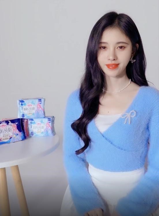 鞠婧祎|鞠婧祎代言“卫生巾”，谁注意她手上的指甲？这才是对代言的尊重